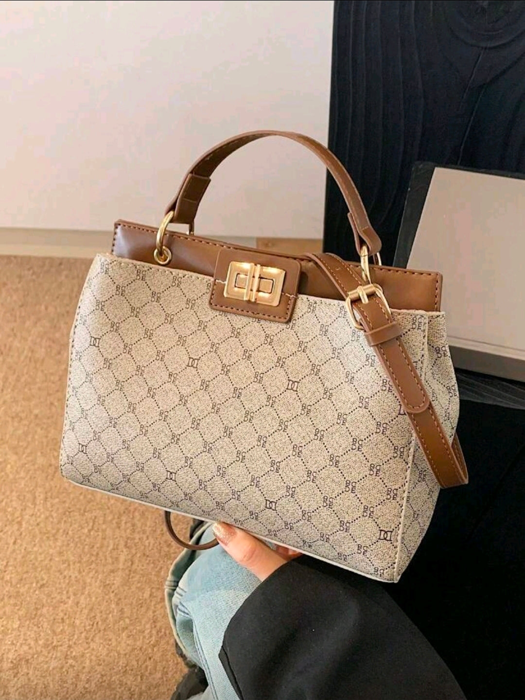 Vintage-Inspired Scratch-Resistant Tote Bag